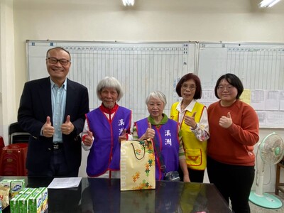 113學年度志推中心派員到校採訪績優志工家庭